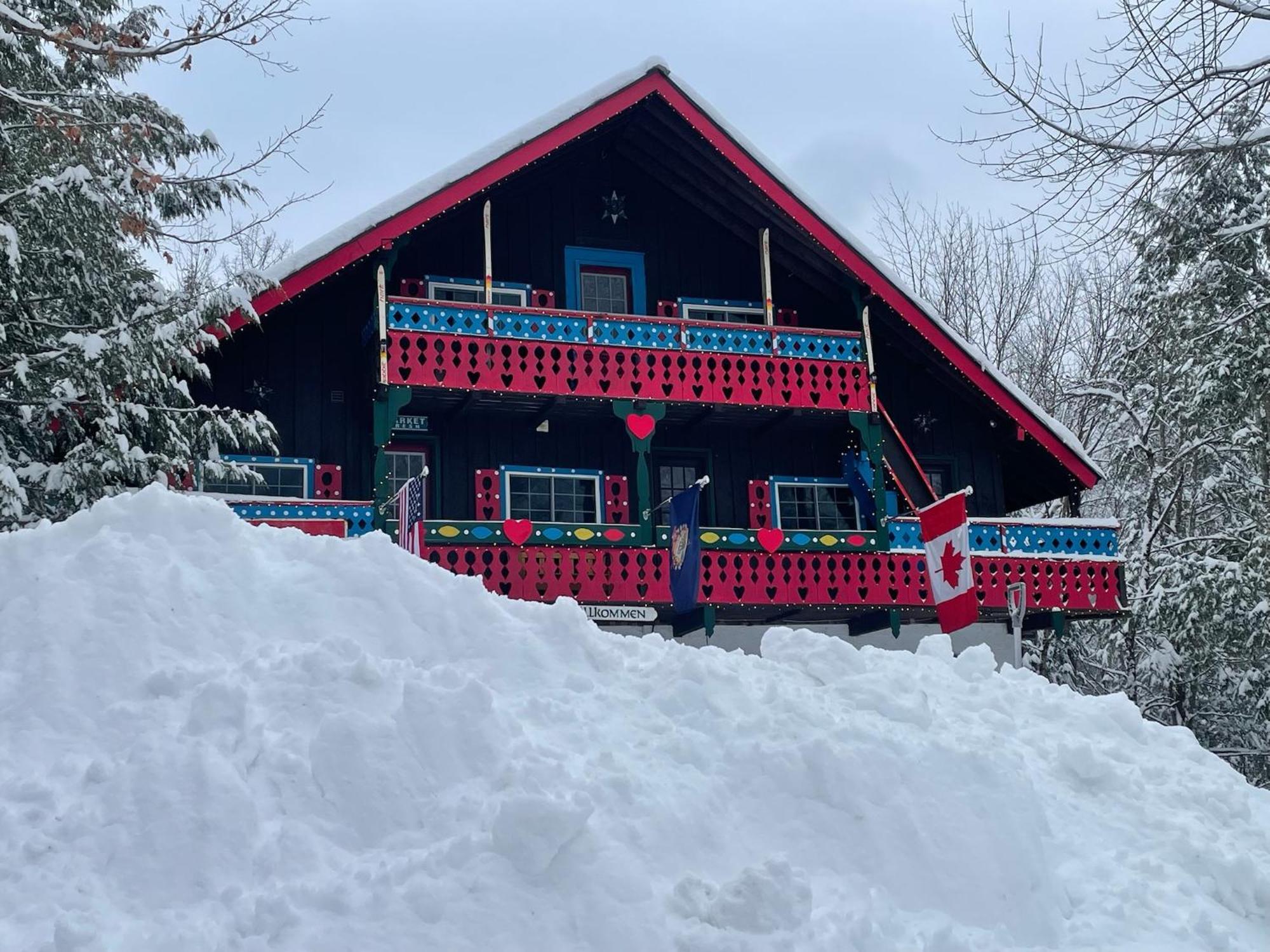 Grunberg Haus Inn & Cabins Waterbury Exterior photo
